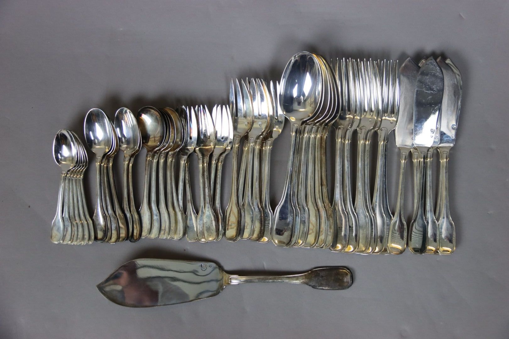 Null 银器。会议的银制餐具有Minerva的标记，包括:

6个小勺子，容量小，净重：122.4克。

6个中等容量的小勺子，净重：171克。

6个大容量&hellip;