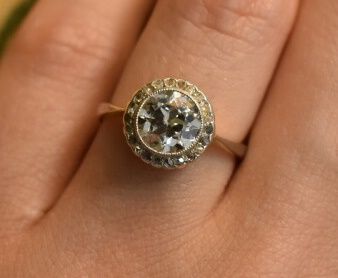 Null Un anillo de oro amarillo 750/° de diamante solitario. El diamante central &hellip;