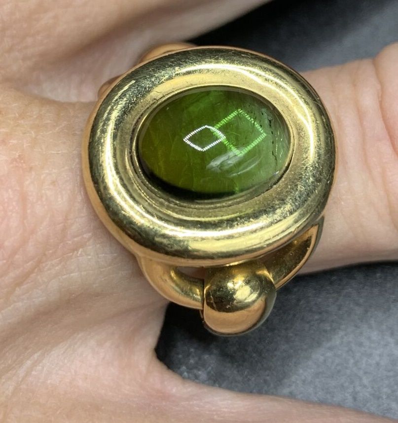 Null Ein Ring aus 750/°° Gelbgold 17,30 g mit einem ovalen Peridot-Cabochon 12x8&hellip;