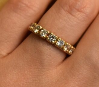 Null 750/°黄金结婚戒指，镶有4个爪子的钻石。十六颗钻石，总重量约为1.20克拉，估计为GH/Si。Tdd 49. 3.83 g.

专家：皮埃尔-德拉&hellip;