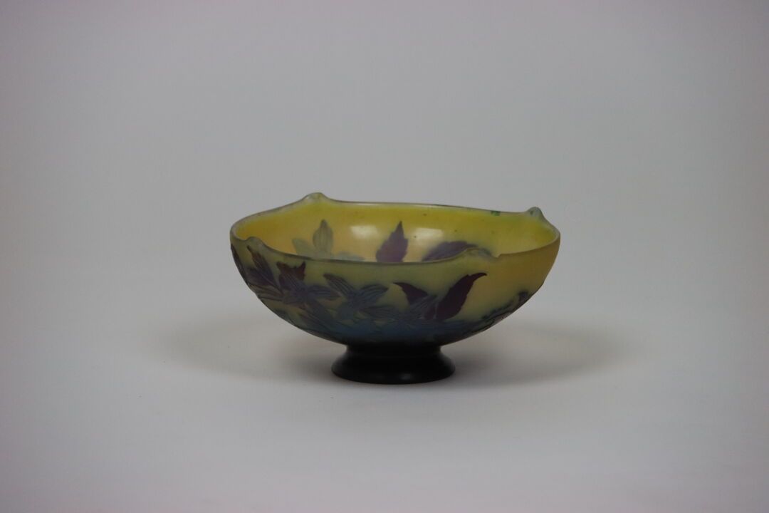 Null GALLE. Coupe sur pied en verre à décor de fleurs violettes sur fond jaune. &hellip;