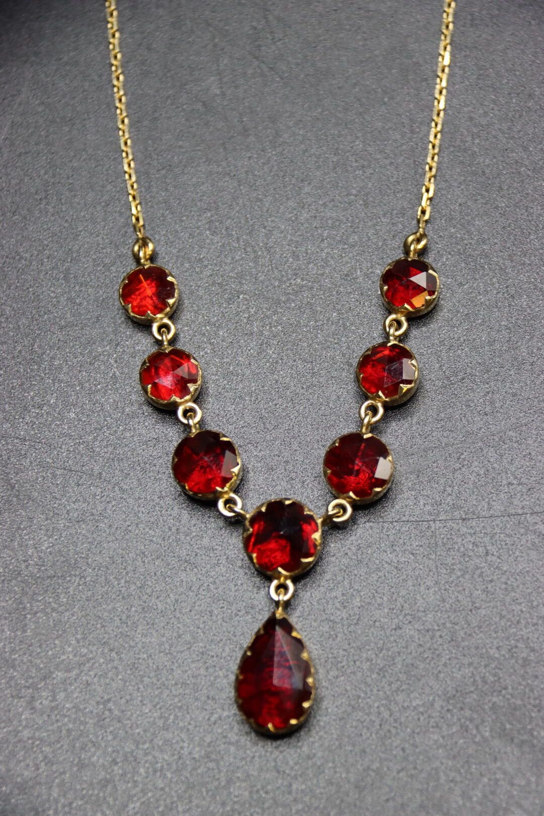 Null Eine Halskette aus Gelbgold 750/°° Granat, genannt Perpignan-Grenat. Ein Gr&hellip;
