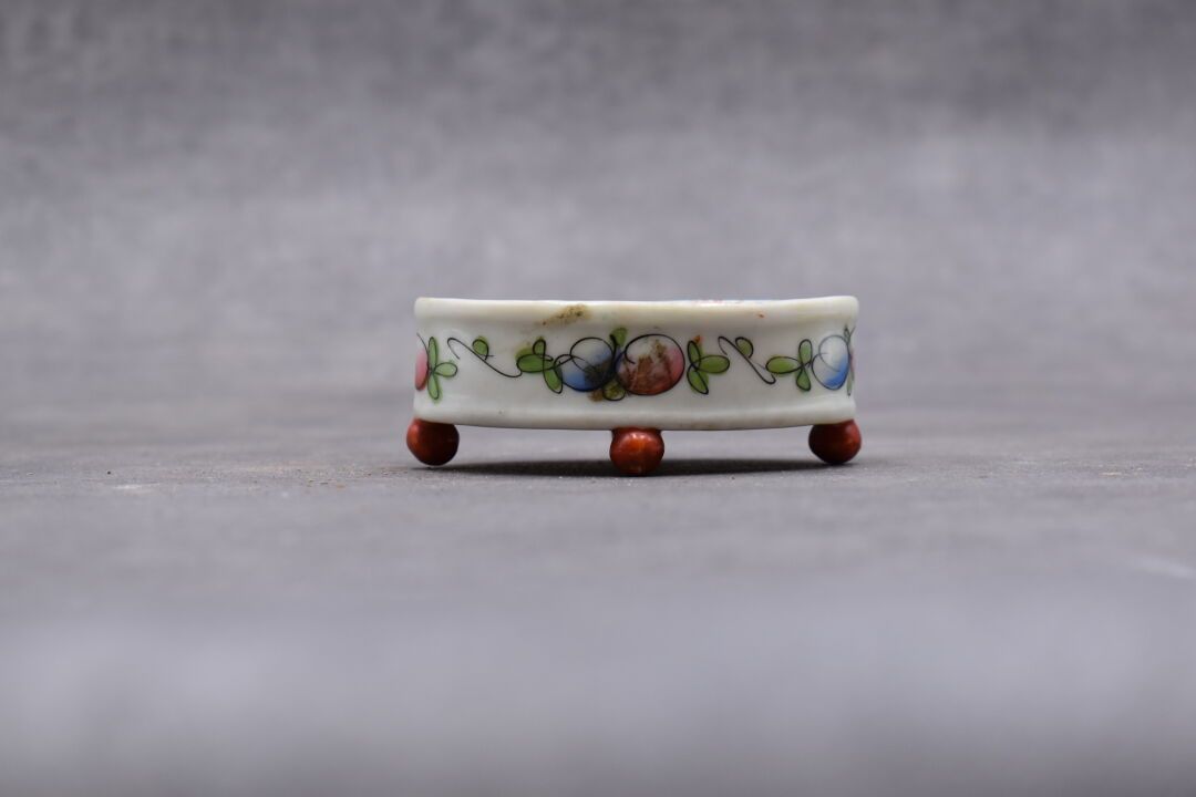 Null Small porcelain cup. Dimensions : 3.5 x 9 x 6 cm