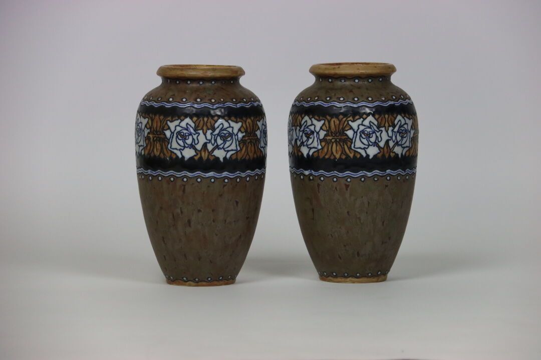 KERAMIS BOCH. Paire de vases en grès à décor polychrome d 622. Hauteur : 32 cm