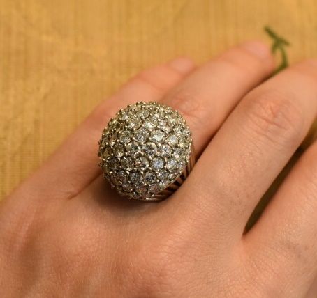 Null Kugelring aus 585/°° Graugold mit einem großen Diamantpavé im Brillantschli&hellip;