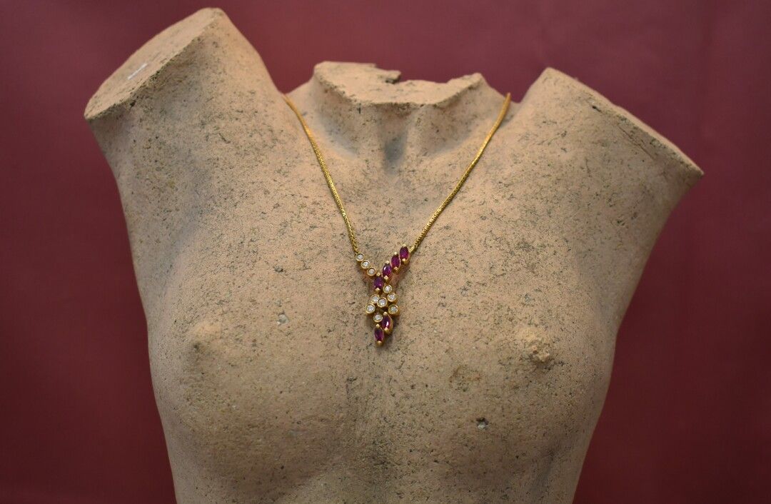 Null 750/°黄金项链，中央图案为6x5毫米的脐带红宝石和10颗钻石镶嵌<0.05克拉，重13.80克

专家：皮埃尔-德拉耶