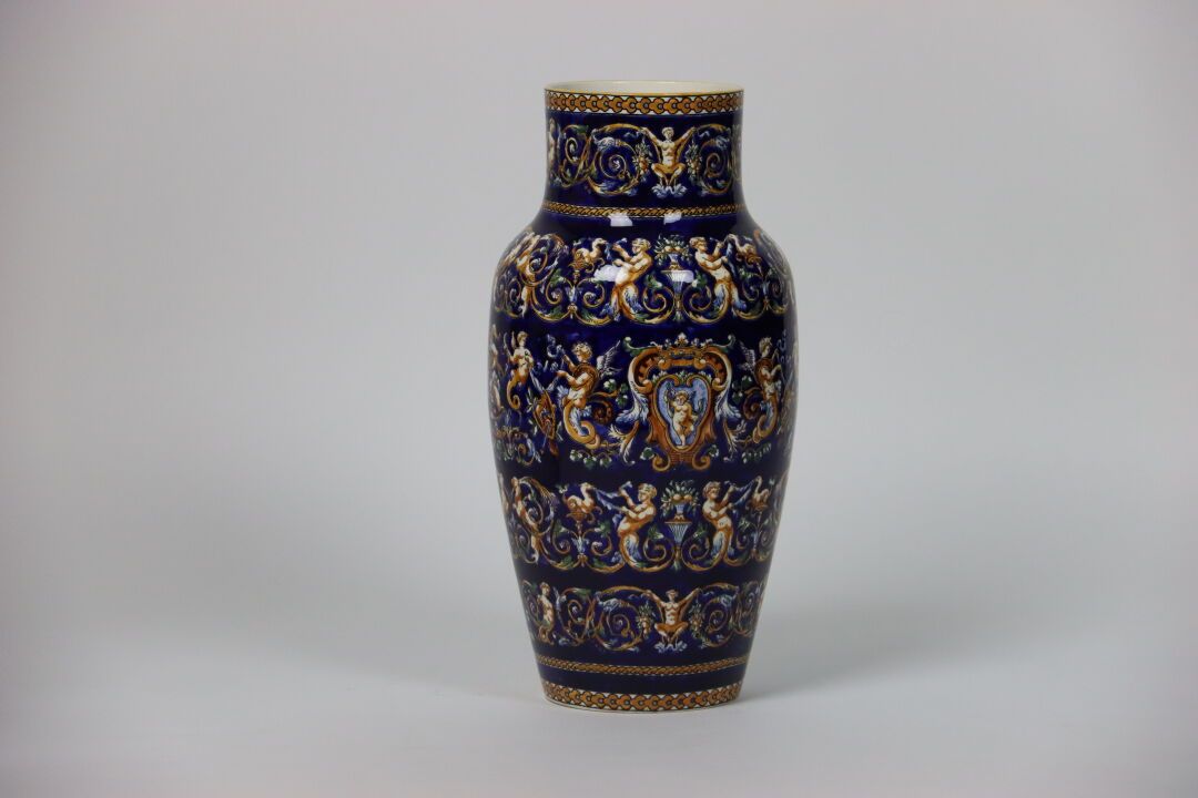 GIEN GIEN. Vase en faïence à décor renaissance. Hauteur : 45 cm