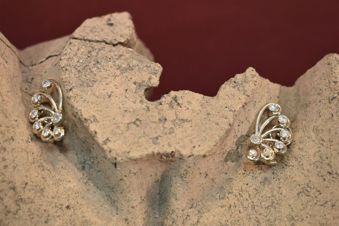 Null Boucles d'oreilles or gris 750/°° marquées Fontana avec sept diamants taill&hellip;