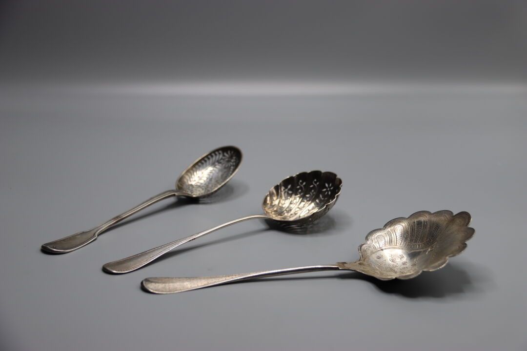 Null SILVER.One dessert spoon and its 2 sprinklers. Total net weight: 180 grams