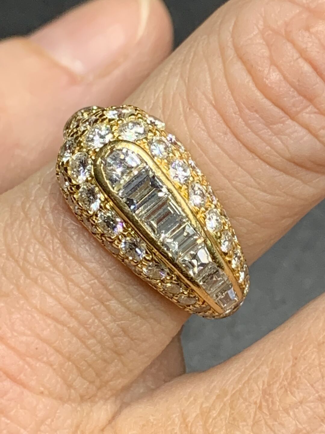 Null 一枚750/°°5.70g Tdd 55的黄金戒指。镶嵌了6颗长方形钻石，约1克拉，一颗圆钻约0.20克拉，以及0.05克拉至0.10克拉之间的钻石铺&hellip;