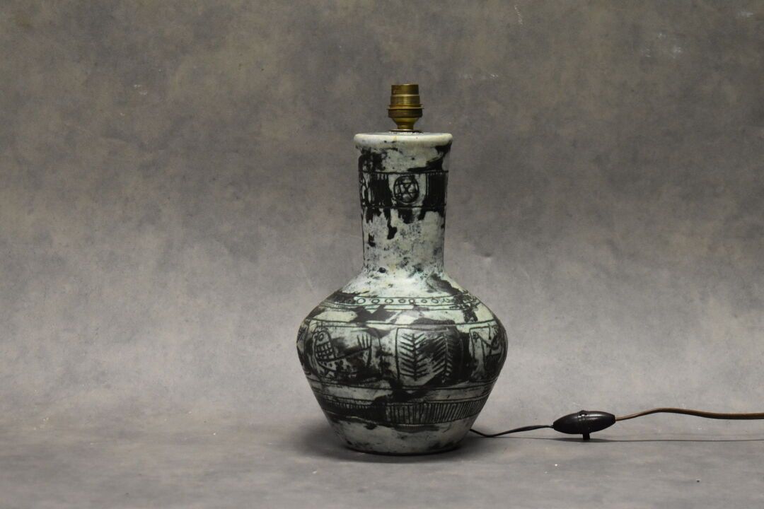 Null Jacques BLIN. Vase en porcelaine monté en lampe, Dimensions : 32 x 19 cm