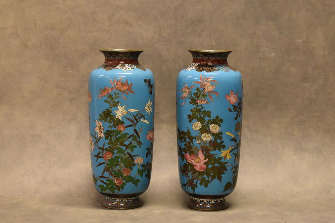Null JAPON, Paire de vases en émaux cloisonnées à décor floral, Dimensions : 37 &hellip;