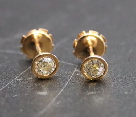 Null Une paire de boucles d'oreilles diamant or rose 750/°°. Deux diamants taill&hellip;