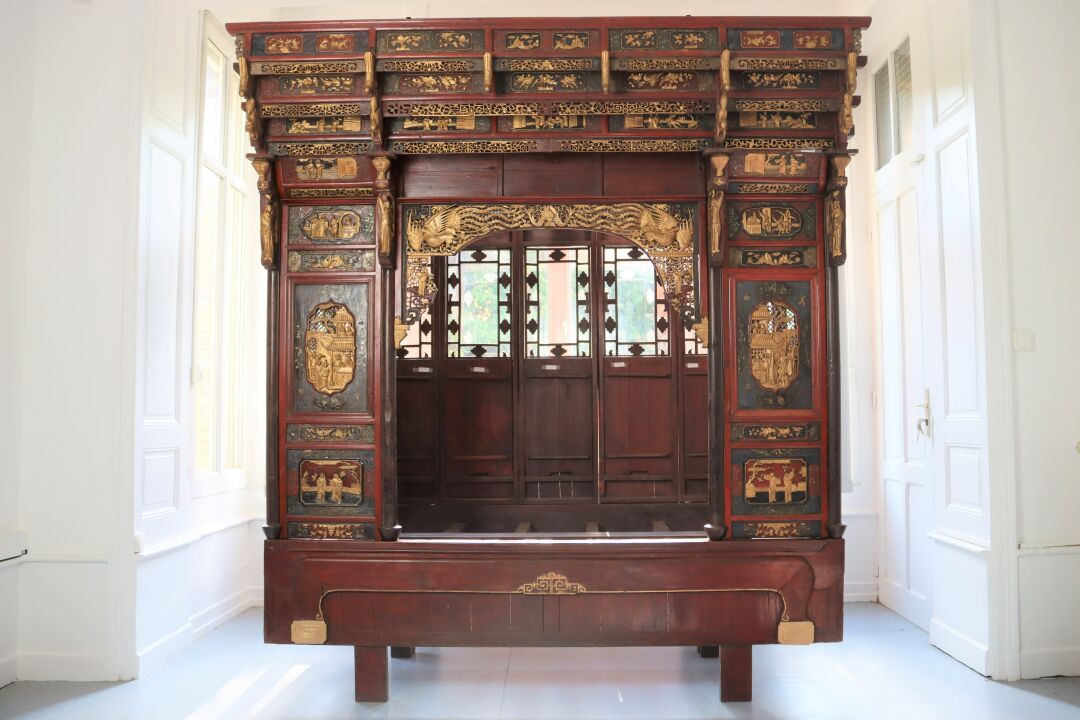 Null CHINA. Ningbo. Bed in gold and red lacquered wood, early 20th century. Dime&hellip;