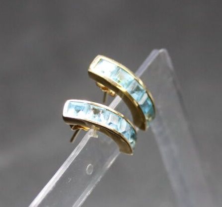 Null 一对黄金耳环，585/°°4.20克，半环形，镶嵌10颗方形蓝色黄宝石。

专家：皮埃尔-德拉耶