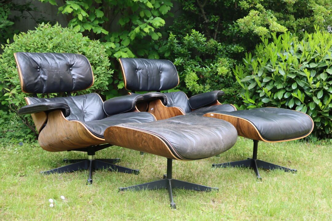 Deux fauteuils lounge chair Eames Herman Miller et leurs ottomans. Hauteur: 80 c&hellip;