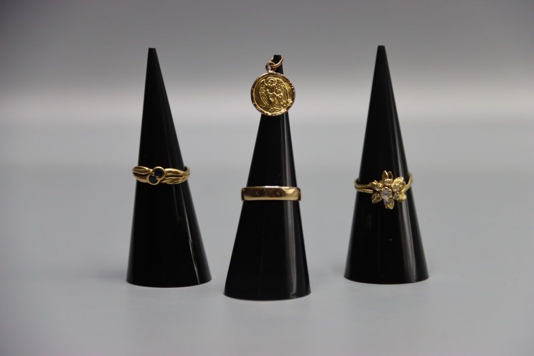 Null 一批黄金碎片，包括一枚镶有两颗蓝宝石的戒指，一枚镶有白色宝石的戒指（切割），一枚结婚戒指和一枚洗礼纪念章（套装毛重：6.9g）。