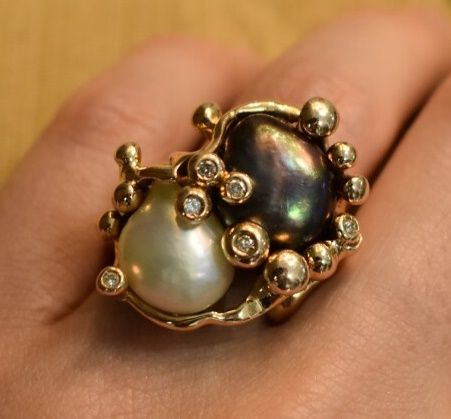 Null Un anillo de oro rosa 750/°° estilo modernista tú y yo. Dos perlas mabe bla&hellip;