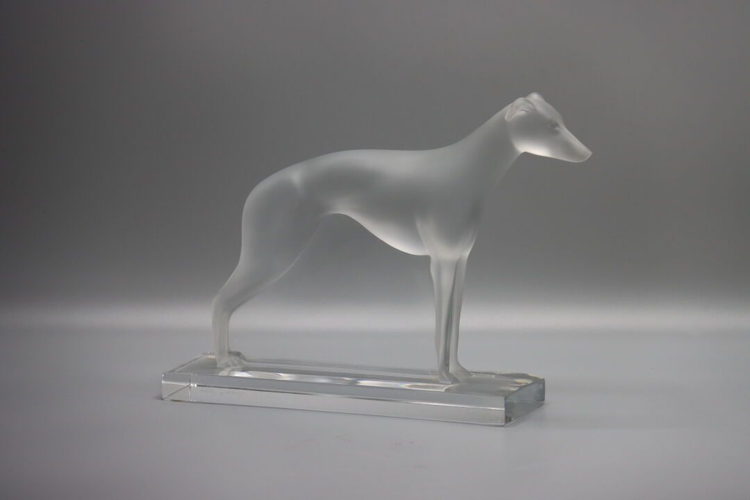 LALIQUE France. LALIQUE FRANCE. Greyhound in crystal. Signed. Dimensions : 21 x &hellip;