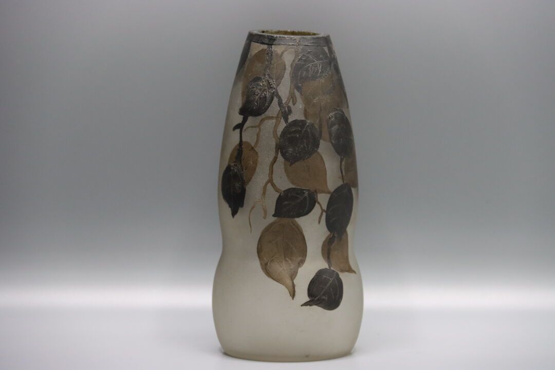 Null VERAME，新艺术主义风格的彩绘玻璃花瓶。高度：16.5厘米。