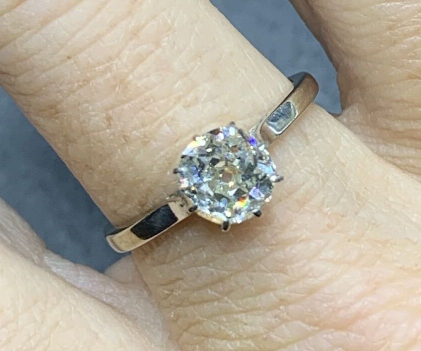 Null Un anillo de diamante solitario en oro blanco 750/°. La piedra es un diaman&hellip;