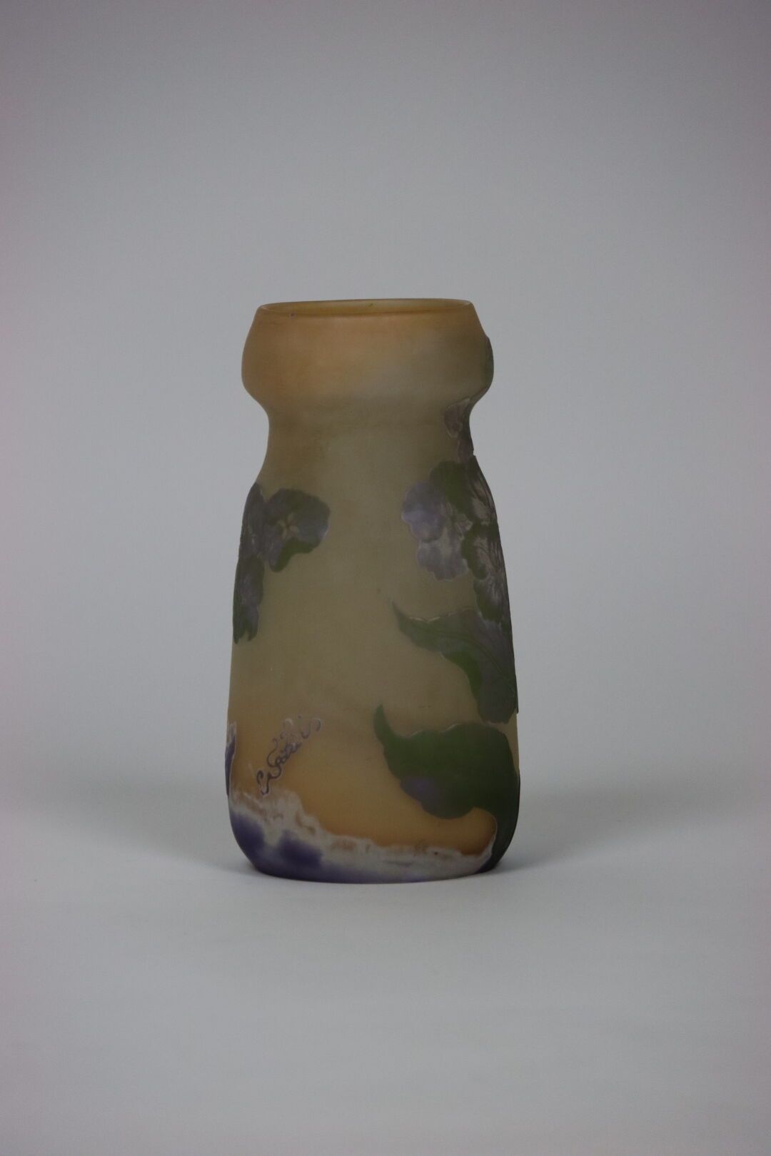 ETABLISSEMENT GALLE. Vase en verre multicouche à décor dégagé à l'acide de pétal&hellip;