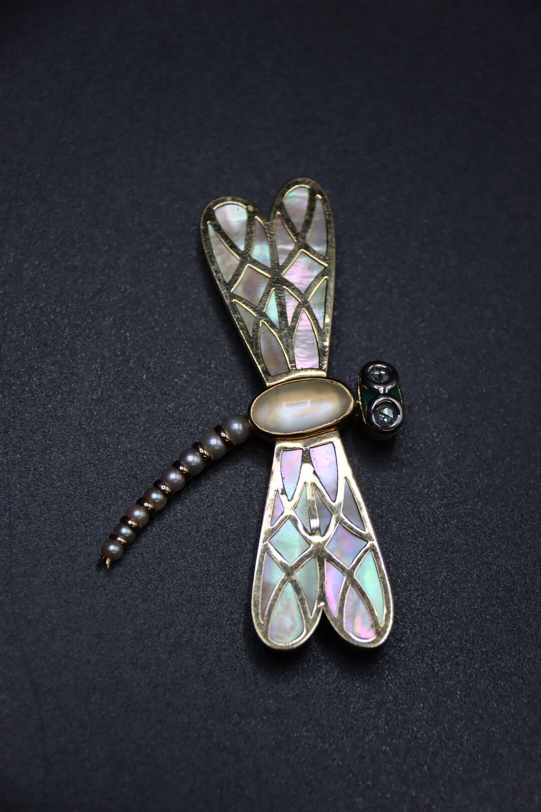 Null A brooch in yellow gold 750/°° in the shape of dragonfly with mother-of-pea&hellip;