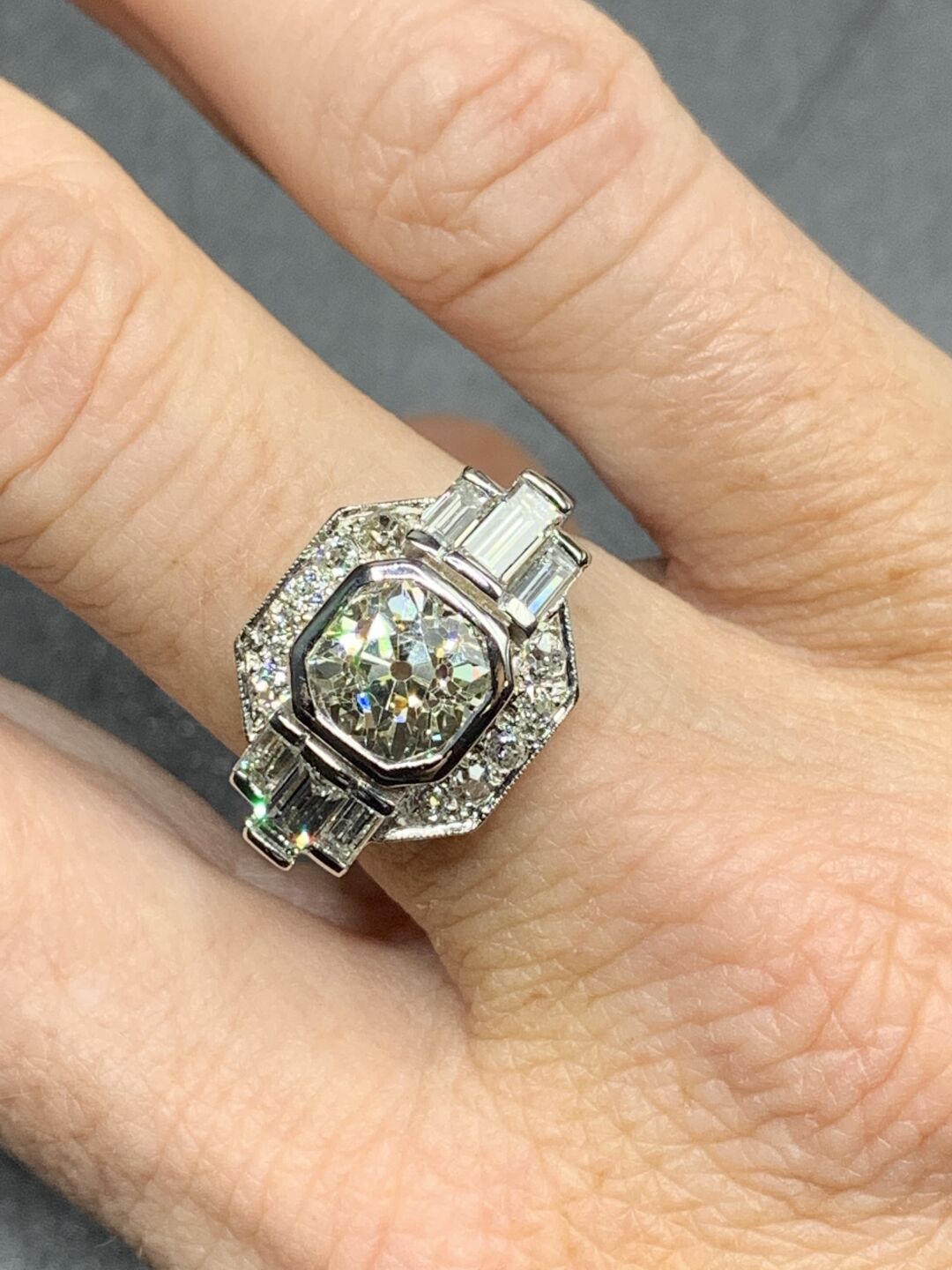 Null Un anillo de diamantes de oro blanco 750/°. Un gatito de estilo art decó co&hellip;