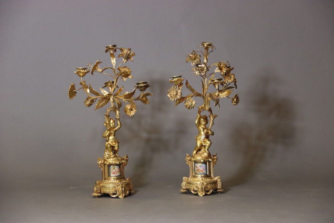 Null 路易十六的风格。一对四灯的青铜和鎏金烛台，在瓷盘底座上有两个普蒂的形象。高度：50厘米