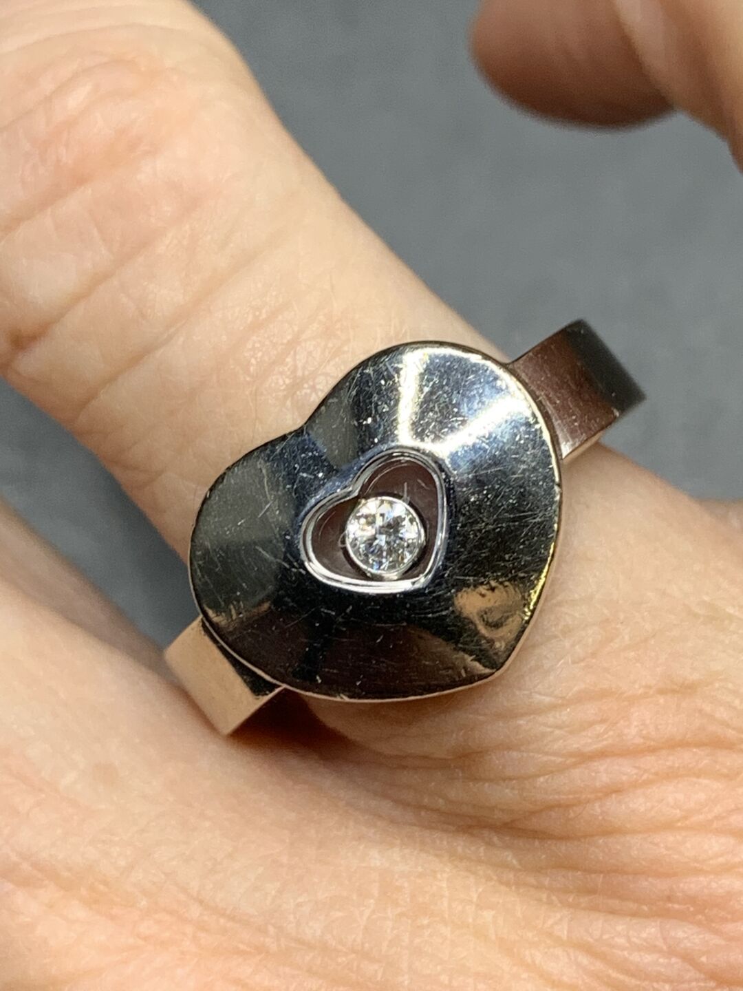 Null 萧邦750/°的白金心形戒指。移动钻石约0.10克拉。14.4 g Tdd 52

专家：皮埃尔-德拉耶