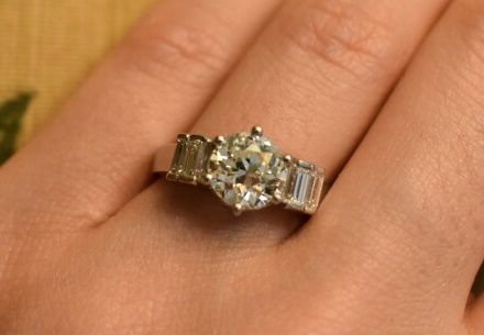 Null 铂金和钻石单颗戒指。中心宝石是一颗老式切割钻石，约1.80克拉，估计为HI/SI强荧光，两侧是4颗长方形钻石，2x0.08克拉和2x0.05克拉，7.&hellip;