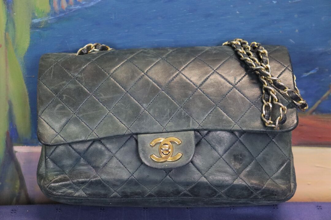 CHANEL. Classic bag with double flaps in navy blue quilt…