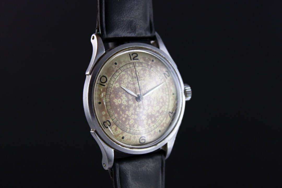 Null OMEGA ref.2420-1
钢制腕表。获得专利的圆形表壳。带环的扣背。
奶油色古铜色表盘。铁路定时器。罗马数字时标。叶手。
欧米茄保险杠30.1&hellip;