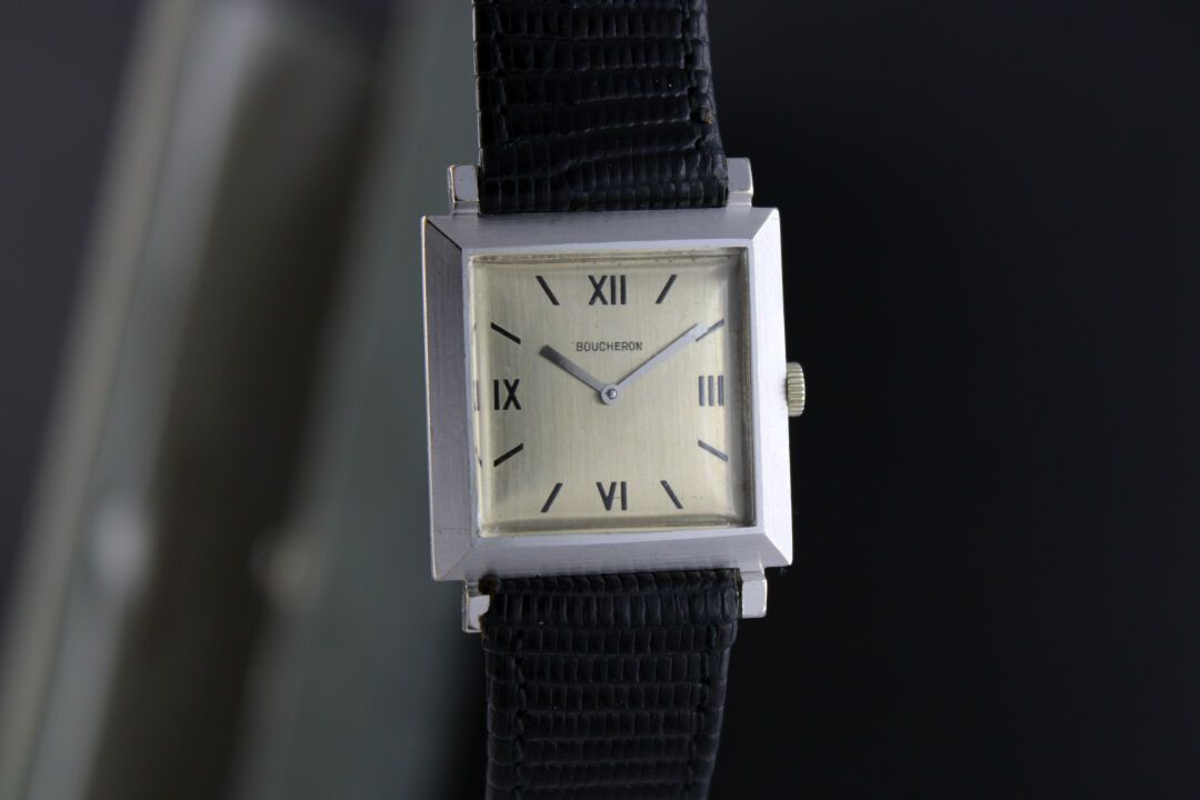 Null BOUCHERON Carré 1970s.
Montre bracelet en or blanc 18k. Boitier carré. Fond&hellip;