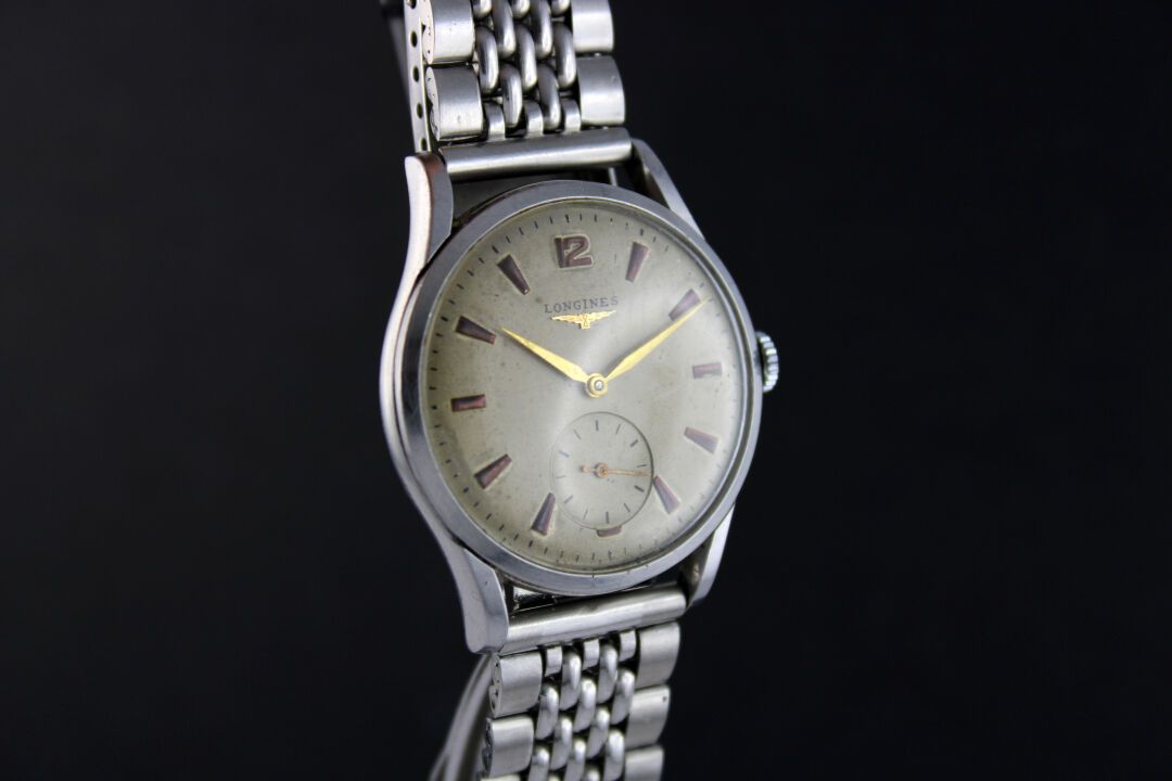 Null LONGINES.
Steel bracelet watch. Round case. Back with pressure.
Cream dial.&hellip;