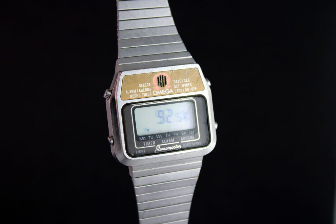 Null Oméga Mémomaster réf.182.0001/382.0801
Montre bracelet en acier.
Cadran LCD&hellip;