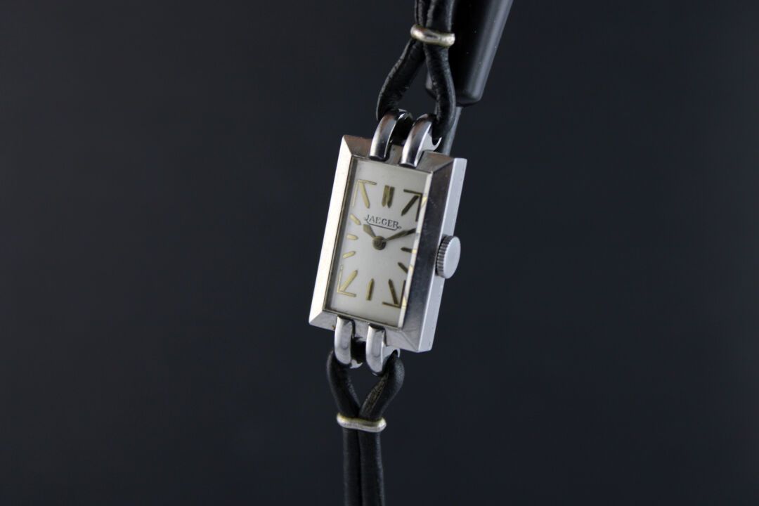 Null JAEGER 1930年代
精钢女式腕表。长方形的箱子。
白色表盘(已修复)，带有应用指标。签名的Jaeger。
LeCoultre机械机芯。
黑色皮&hellip;