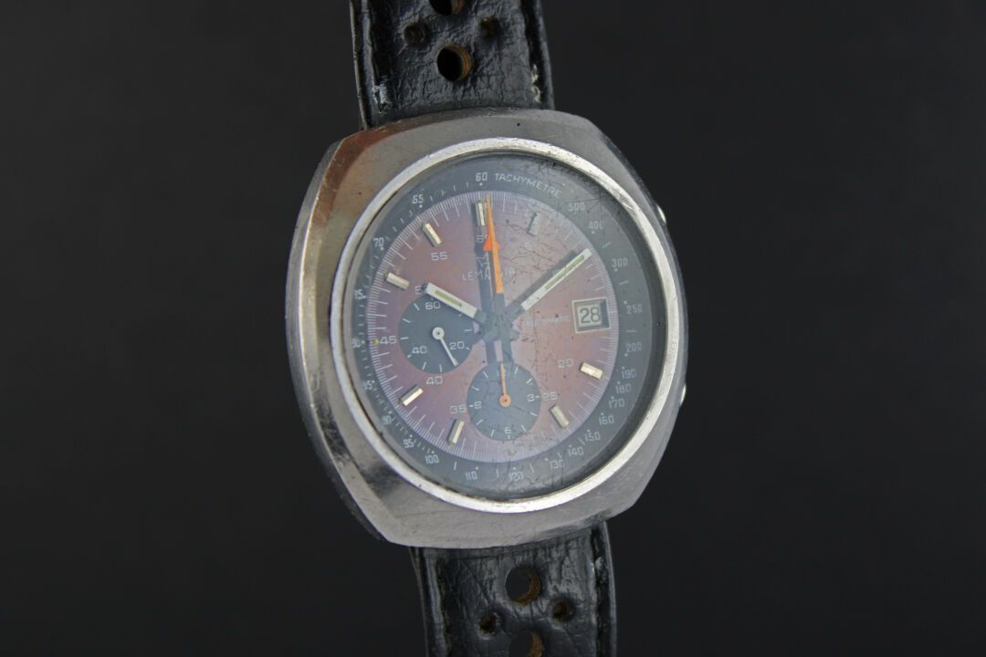 Null LEMANIA ref.9801-72
精钢表带的计时腕表。椭圆形的箱子。拧回来了。 
蓝色表盘上有紫罗兰色的古铜色和太阳光，有两个灰色小表盘。日期窗&hellip;