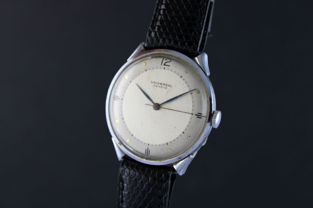 Null UNIVERSAL GENEVA
Chrome-plated bracelet watch. Round case with worked handl&hellip;