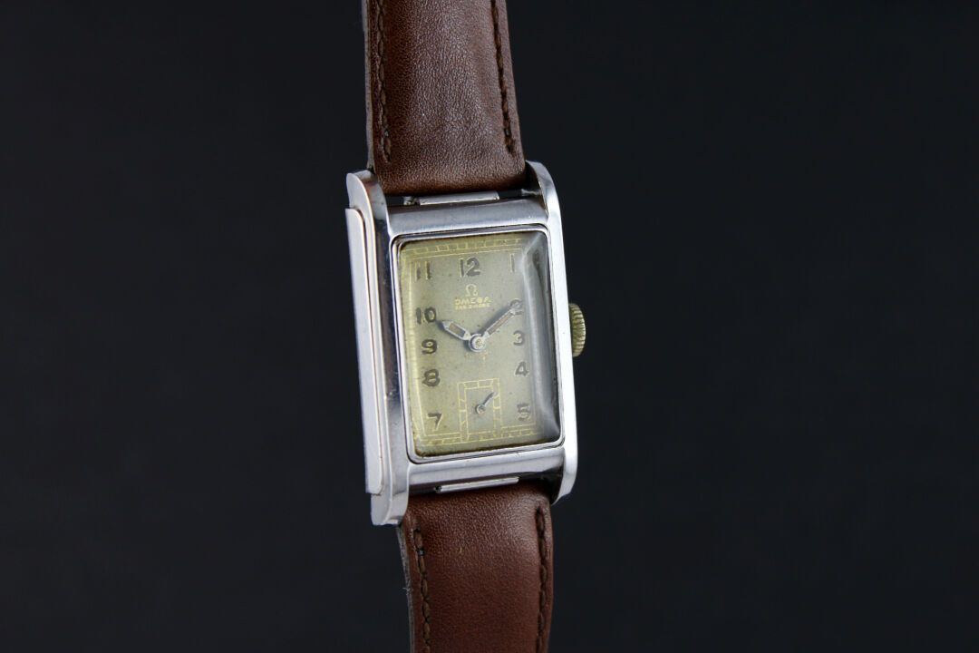 OMEGA Marine Standard Waterproof vers 1938 钢制腕表。鲍姆加特纳专利的长方形箱子，带有连接系统。卡入式表背。
表盘外围&hellip;