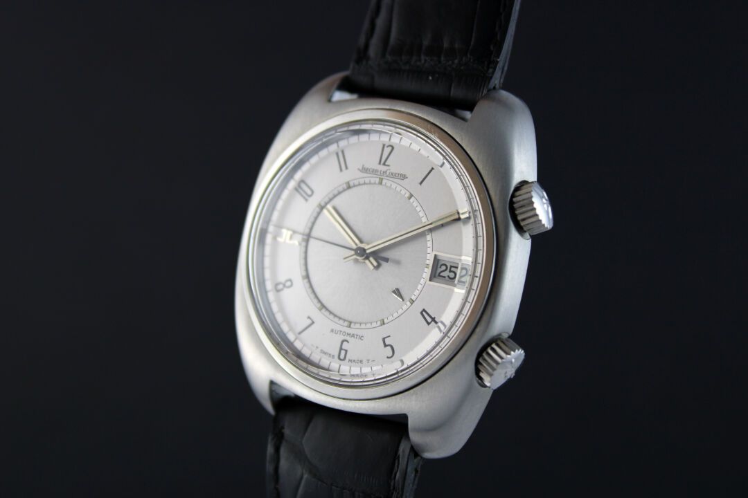 Null JAEGER-LECOULTRE Memovox ref.E876
钢制手镯手表。椭圆形的箱子。旋入式表背。签署的冠名。
银色的 "放射状 "表盘。阿&hellip;