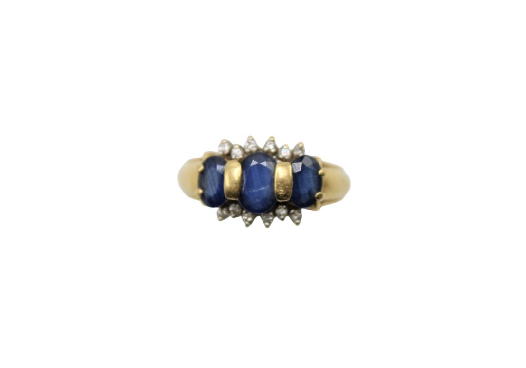 Null Yellow gold ring 750/°° sapphires and diamonds. 3 oval sapphires 1x7 mm and&hellip;