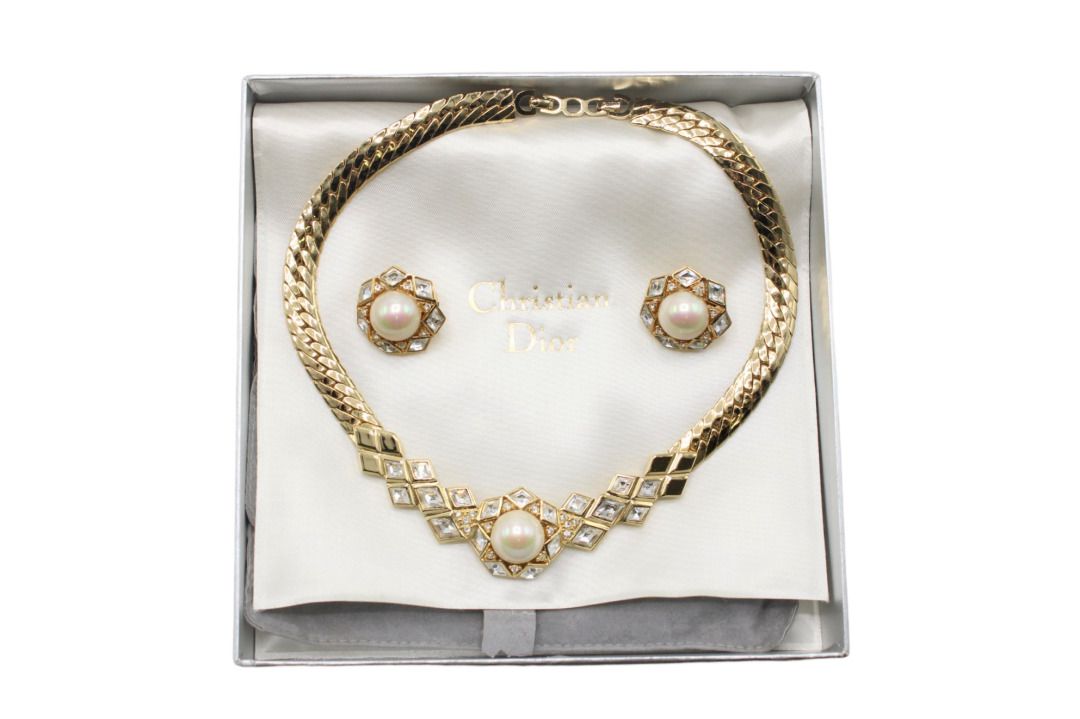 Null Christian Dior. Parure fantaisie en métal doré composée d'un collier et d'u&hellip;