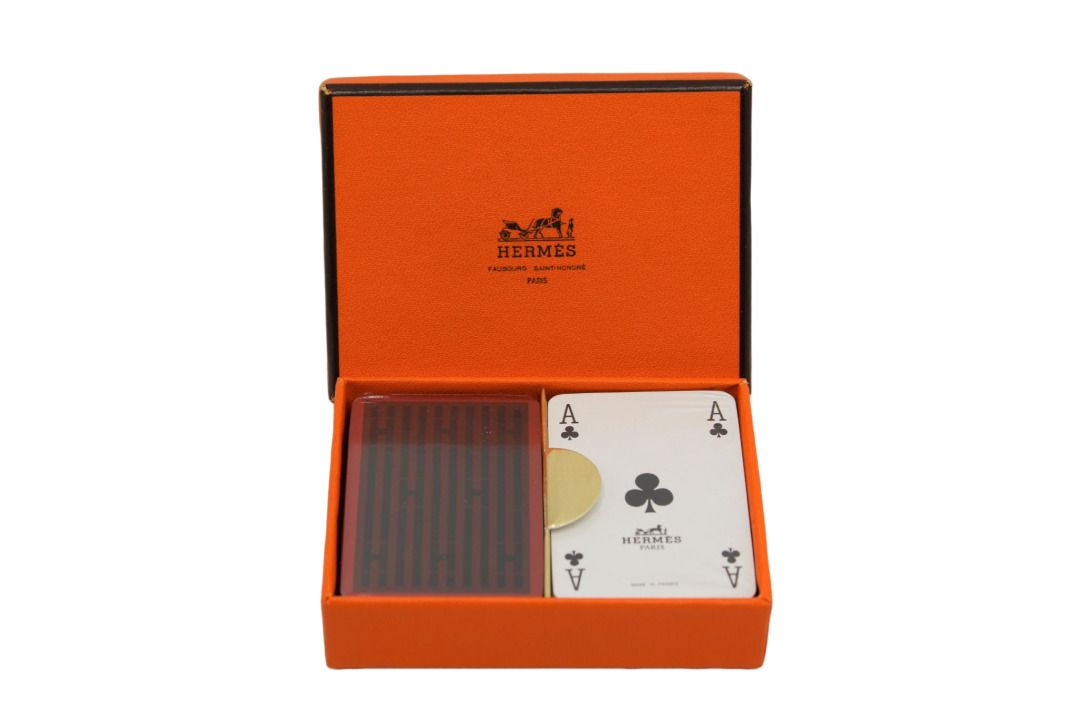 Null HERMES PARIS.一个装有两套新卡的塑料盒。盒子尺寸：7.2x9.5厘米。