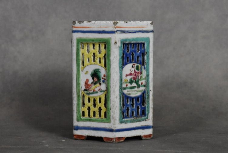 CHINE. Portapennelli esagonale in porcellana con medaglioni traforati raffiguran&hellip;