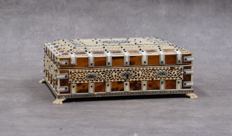 INDE. Caja de madera tallada en concha y hueso con decoración grabada en negro, &hellip;