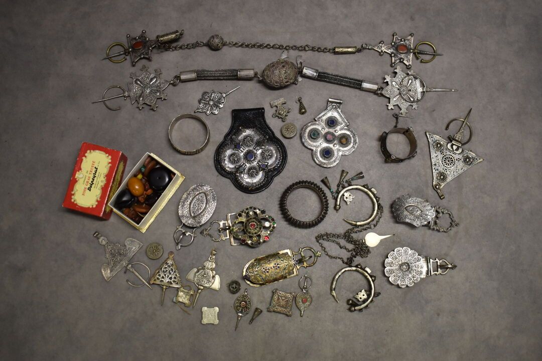 BIJOUX. 一批柏柏尔银质珠宝（总重量：1538克），包括：:



- 一个93克的银手镯

- 一个158克的银手镯

- 一个银质皮带扣，重68克

&hellip;
