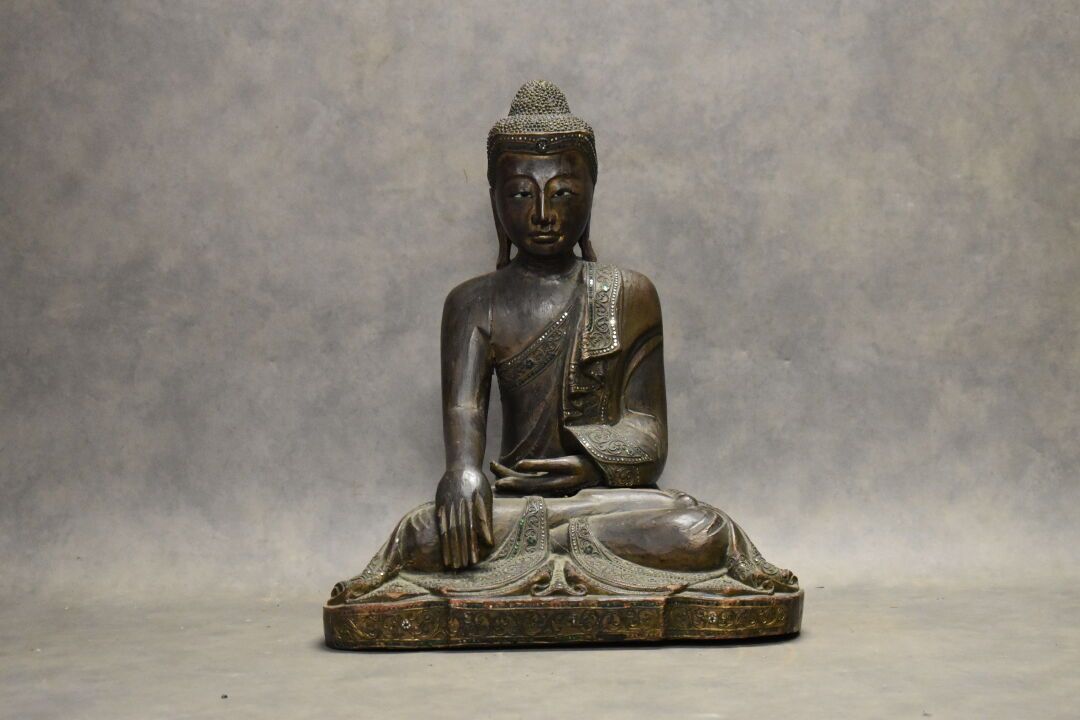 BIRMANIE. Carved wood Buddha with polychrome stones inlays. Height : 70 cm