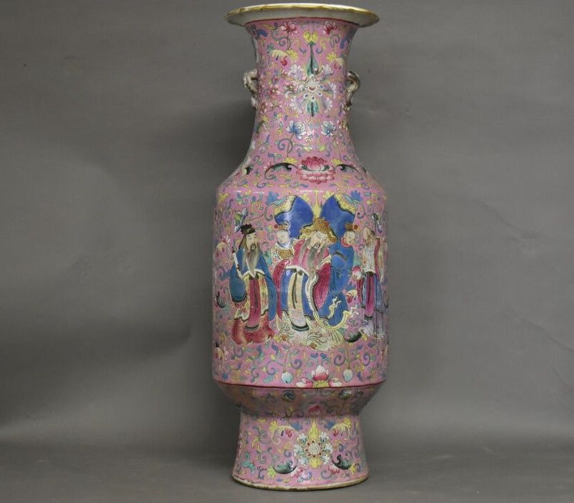 CHINE 粉红色背景上的人物多色装饰的大型瓷质柱形花瓶。高度：60厘米。脖子上有一个缺口