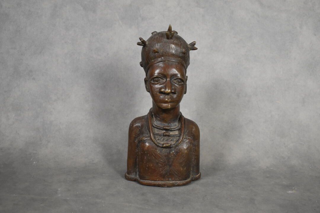 AFRIQUE. Busto de mujer en bronce patinado. Altura : 28 cm